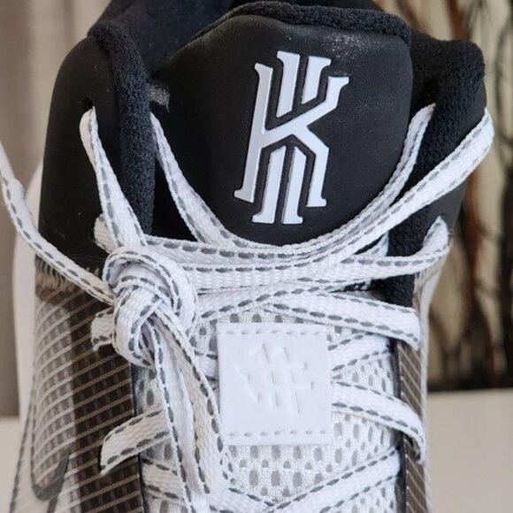 NEW! Men\'s Nike Kyrie Flytrap 4 Basketball Shoes
